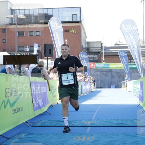 09.08.2026 - GEWOBA Citytriathlon Bremen Yannick Fuchs http://msf.ph/oto/9933545 09.08.2026 11:26:44 Ziel 1 meine-sportfotos.de