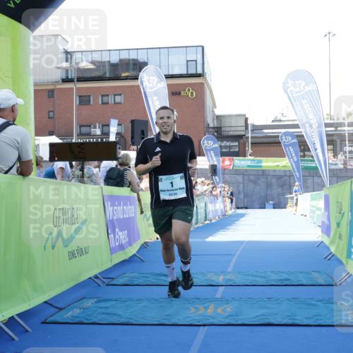 09.08.2026 - GEWOBA Citytriathlon Bremen Yannick Fuchs http://msf.ph/oto/9933546 09.08.2026 11:26:44 Ziel 1 meine-sportfotos.de