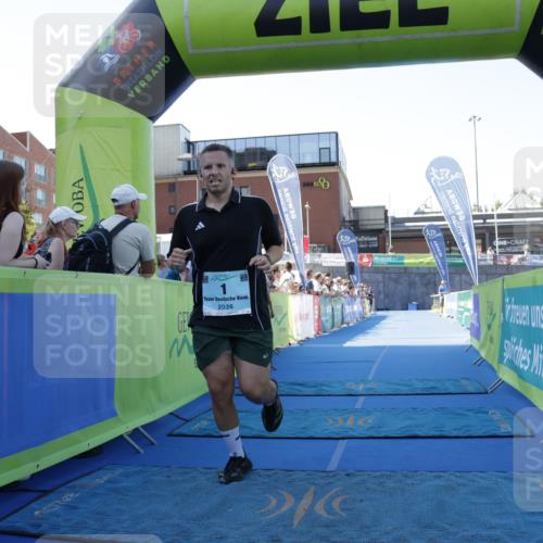 09.08.2026 - GEWOBA Citytriathlon Bremen Yannick Fuchs http://msf.ph/oto/9933550 09.08.2026 11:26:45 Ziel 1 meine-sportfotos.de
