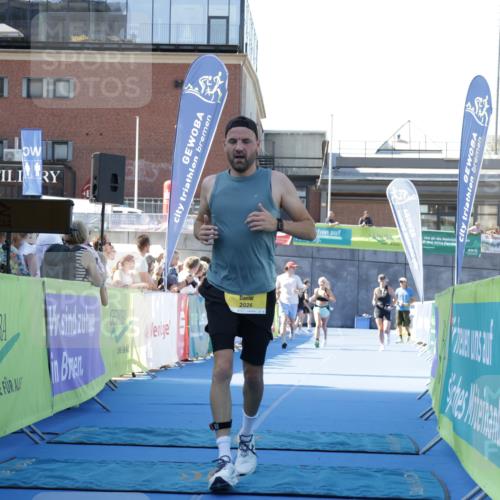 09.08.2026 - GEWOBA Citytriathlon Bremen Yannick Fuchs http://msf.ph/oto/9933623 09.08.2026 11:28:05 Ziel 209, 352 meine-sportfotos.de