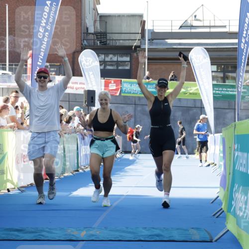 09.08.2026 - GEWOBA Citytriathlon Bremen Yannick Fuchs http://msf.ph/oto/9933629 09.08.2026 11:28:09 Ziel 209 meine-sportfotos.de