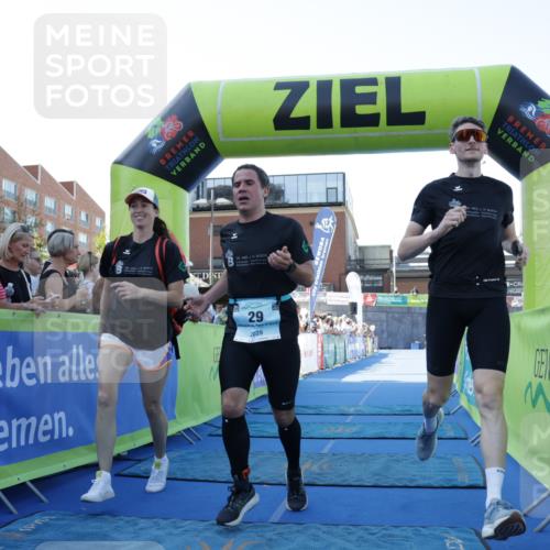 09.08.2026 - GEWOBA Citytriathlon Bremen Yannick Fuchs http://msf.ph/oto/9933655 09.08.2026 11:28:19 Ziel 29 meine-sportfotos.de