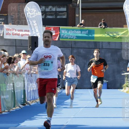 09.08.2026 - GEWOBA Citytriathlon Bremen Yannick Fuchs http://msf.ph/oto/9933662 09.08.2026 11:28:28 Ziel 147, 233 meine-sportfotos.de