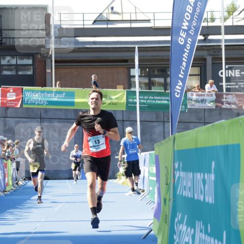 09.08.2026 - GEWOBA Citytriathlon Bremen Yannick Fuchs http://msf.ph/oto/9933711 09.08.2026 11:29:13 Ziel 13, 400 meine-sportfotos.de