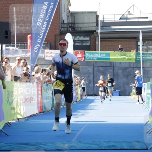 09.08.2026 - GEWOBA Citytriathlon Bremen Yannick Fuchs http://msf.ph/oto/9933727 09.08.2026 11:29:23 Ziel 317, 400 meine-sportfotos.de