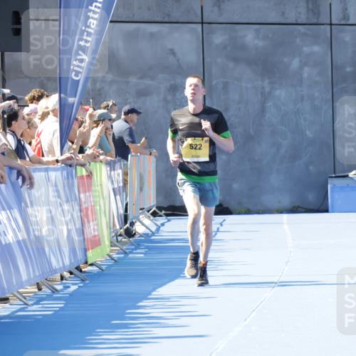 09.08.2026 - GEWOBA Citytriathlon Bremen Yannick Fuchs http://msf.ph/oto/9933845 09.08.2026 11:30:15 Ziel 522 meine-sportfotos.de