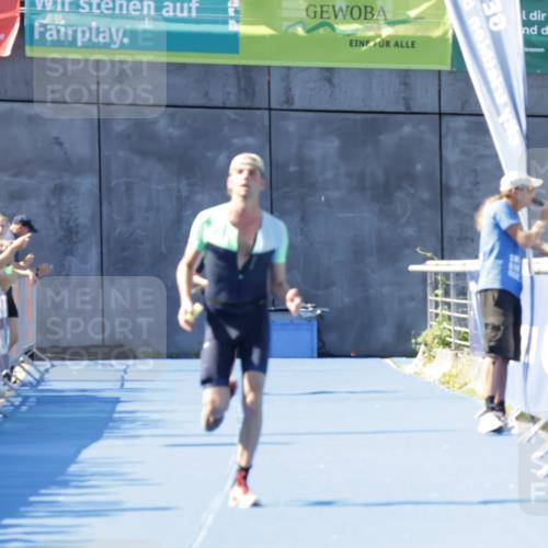 09.08.2026 - GEWOBA Citytriathlon Bremen Yannick Fuchs http://msf.ph/oto/9934015 09.08.2026 11:32:15 Ziel 350 meine-sportfotos.de