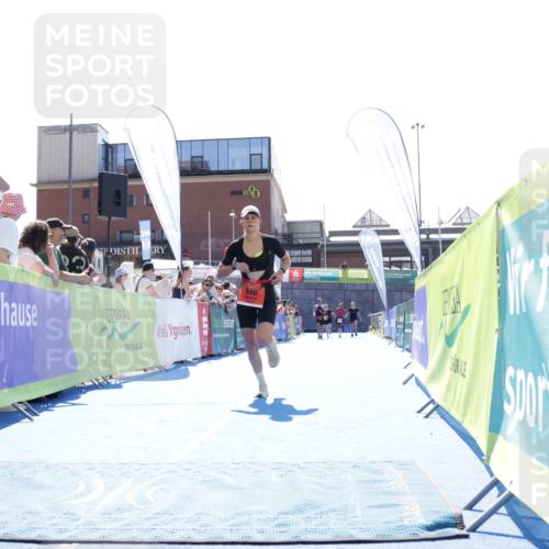 09.08.2026 - GEWOBA Citytriathlon Bremen Yannick Fuchs http://msf.ph/oto/9934271 09.08.2026 14:36:05 Ziel 940 meine-sportfotos.de