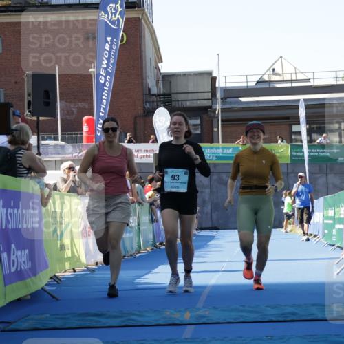 09.08.2026 - GEWOBA Citytriathlon Bremen Yannick Fuchs http://msf.ph/oto/9934680 09.08.2026 11:36:37 Ziel 93 meine-sportfotos.de