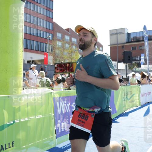09.08.2026 - GEWOBA Citytriathlon Bremen Yannick Fuchs http://msf.ph/oto/9934693 09.08.2026 14:40:23 Ziel 688 meine-sportfotos.de