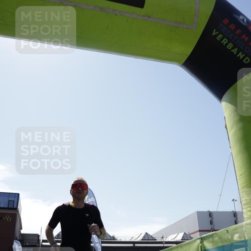 09.08.2026 - GEWOBA Citytriathlon Bremen Yannick Fuchs http://msf.ph/oto/9935367 09.08.2026 14:50:23 Ziel 1005 meine-sportfotos.de