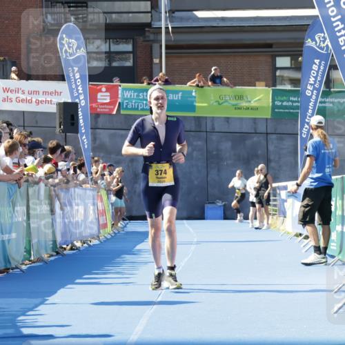 09.08.2026 - GEWOBA Citytriathlon Bremen Yannick Fuchs http://msf.ph/oto/9935482 09.08.2026 11:39:54 Ziel 374 meine-sportfotos.de