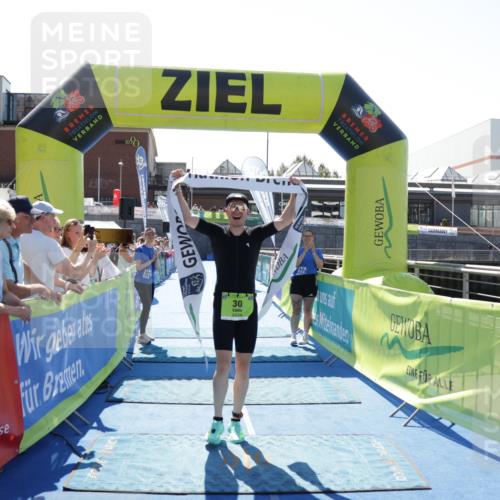 09.08.2026 - GEWOBA Citytriathlon Bremen Yannick Fuchs http://msf.ph/oto/9935525 09.08.2026 14:51:20 Ziel 30 meine-sportfotos.de