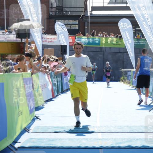 09.08.2026 - GEWOBA Citytriathlon Bremen Yannick Fuchs http://msf.ph/oto/9937036 09.08.2026 15:12:22 Ziel 9 meine-sportfotos.de