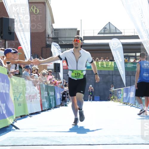 09.08.2026 - GEWOBA Citytriathlon Bremen Yannick Fuchs http://msf.ph/oto/9937067 09.08.2026 15:13:00 Ziel 123 meine-sportfotos.de