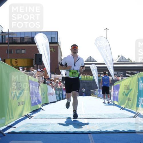 09.08.2026 - GEWOBA Citytriathlon Bremen Yannick Fuchs http://msf.ph/oto/9937070 09.08.2026 15:13:01 Ziel 123 meine-sportfotos.de