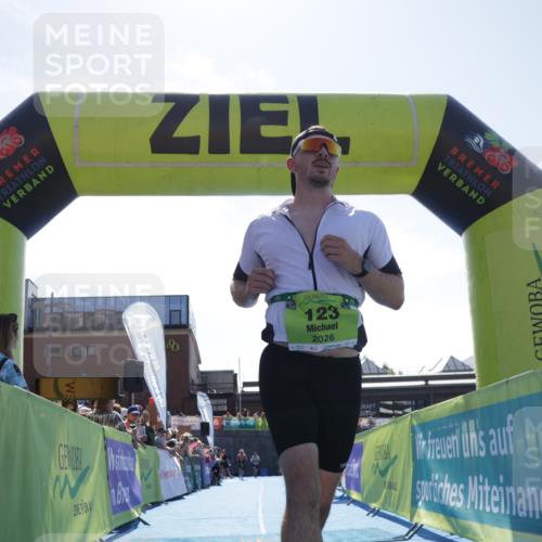 09.08.2026 - GEWOBA Citytriathlon Bremen Yannick Fuchs http://msf.ph/oto/9937072 09.08.2026 15:13:02 Ziel 123 meine-sportfotos.de