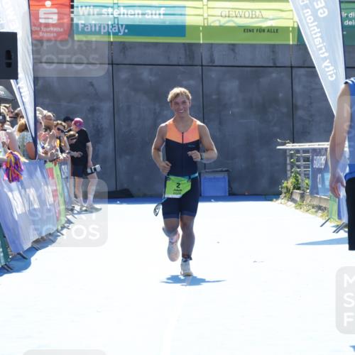 09.08.2026 - GEWOBA Citytriathlon Bremen Yannick Fuchs http://msf.ph/oto/9937200 09.08.2026 15:14:23 Ziel 2 meine-sportfotos.de