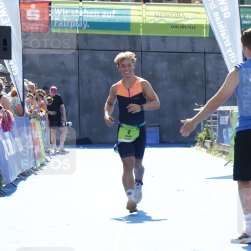 09.08.2026 - GEWOBA Citytriathlon Bremen Yannick Fuchs http://msf.ph/oto/9937202 09.08.2026 15:14:24 Ziel 2 meine-sportfotos.de