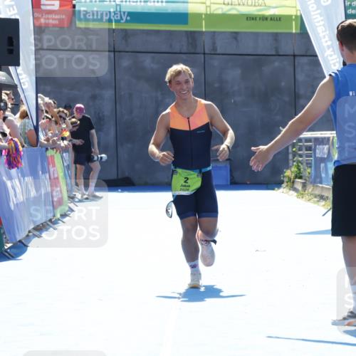 09.08.2026 - GEWOBA Citytriathlon Bremen Yannick Fuchs http://msf.ph/oto/9937203 09.08.2026 15:14:24 Ziel 2 meine-sportfotos.de