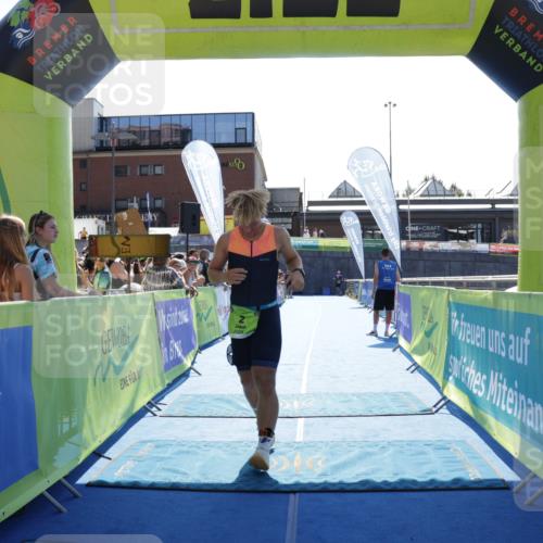 09.08.2026 - GEWOBA Citytriathlon Bremen Yannick Fuchs http://msf.ph/oto/9937214 09.08.2026 15:14:29 Ziel 2 meine-sportfotos.de