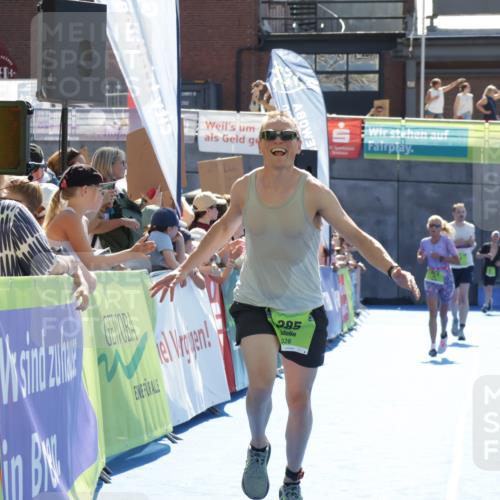 09.08.2026 - GEWOBA Citytriathlon Bremen Yannick Fuchs http://msf.ph/oto/9937379 09.08.2026 15:15:56 Ziel 385, 395 meine-sportfotos.de