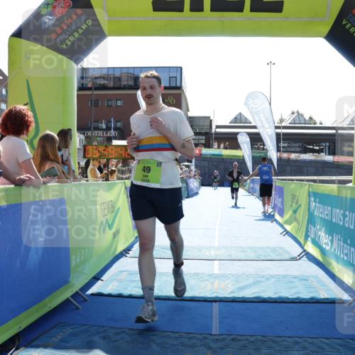 09.08.2026 - GEWOBA Citytriathlon Bremen Yannick Fuchs http://msf.ph/oto/9937406 09.08.2026 15:16:05 Ziel 45, 49, 523 meine-sportfotos.de