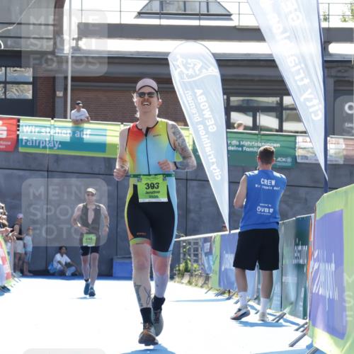 09.08.2026 - GEWOBA Citytriathlon Bremen Yannick Fuchs http://msf.ph/oto/9938646 09.08.2026 15:27:50 Ziel 393 meine-sportfotos.de