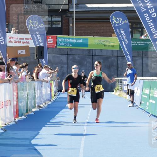 09.08.2026 - GEWOBA Citytriathlon Bremen Yannick Fuchs http://msf.ph/oto/9939620 09.08.2026 11:51:24 Ziel 424, 425 meine-sportfotos.de