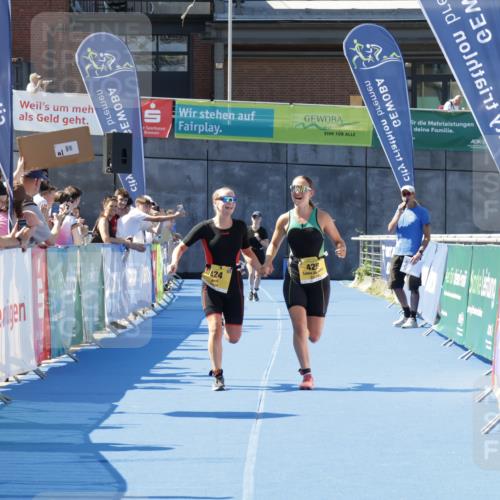 09.08.2026 - GEWOBA Citytriathlon Bremen Yannick Fuchs http://msf.ph/oto/9939624 09.08.2026 11:51:24 Ziel 424, 425 meine-sportfotos.de