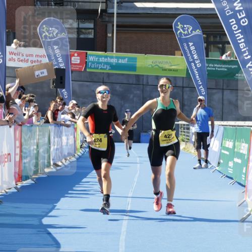 09.08.2026 - GEWOBA Citytriathlon Bremen Yannick Fuchs http://msf.ph/oto/9939631 09.08.2026 11:51:25 Ziel 424, 425 meine-sportfotos.de