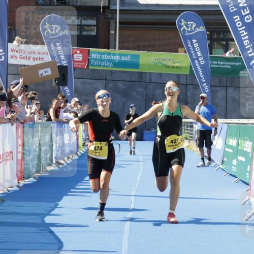 09.08.2026 - GEWOBA Citytriathlon Bremen Yannick Fuchs http://msf.ph/oto/9939634 09.08.2026 11:51:25 Ziel 424, 425 meine-sportfotos.de