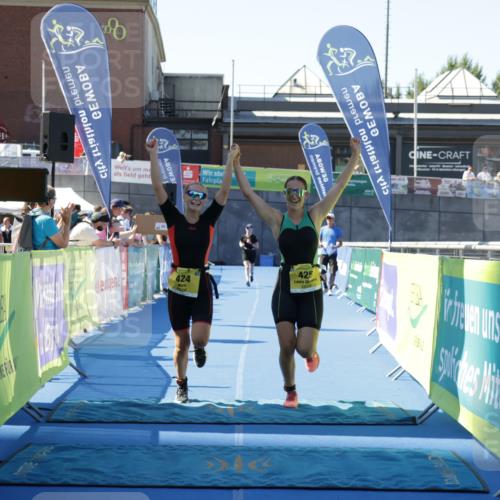 09.08.2026 - GEWOBA Citytriathlon Bremen Yannick Fuchs http://msf.ph/oto/9939644 09.08.2026 11:51:26 Ziel 424, 425 meine-sportfotos.de