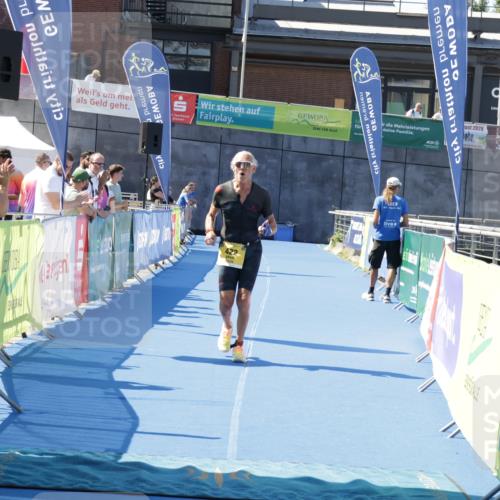 09.08.2026 - GEWOBA Citytriathlon Bremen Yannick Fuchs http://msf.ph/oto/9939705 09.08.2026 11:52:02 Ziel 422 meine-sportfotos.de