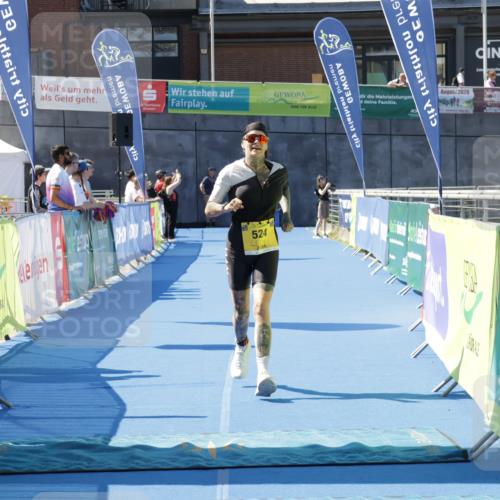 09.08.2026 - GEWOBA Citytriathlon Bremen Yannick Fuchs http://msf.ph/oto/9939862 09.08.2026 11:56:41 Ziel 524 meine-sportfotos.de