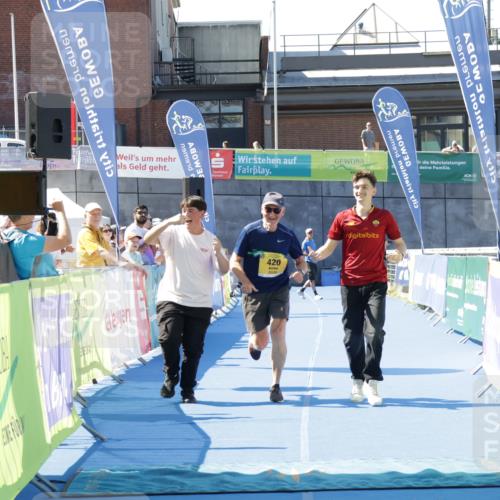 09.08.2026 - GEWOBA Citytriathlon Bremen Yannick Fuchs http://msf.ph/oto/9939946 09.08.2026 11:57:33 Ziel 420 meine-sportfotos.de