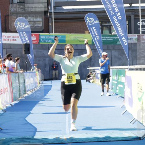 09.08.2026 - GEWOBA Citytriathlon Bremen Yannick Fuchs http://msf.ph/oto/9940009 09.08.2026 11:58:15 Ziel 485 meine-sportfotos.de