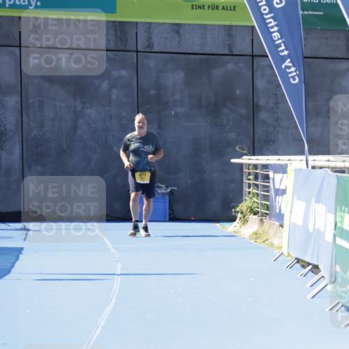 09.08.2026 - GEWOBA Citytriathlon Bremen Yannick Fuchs http://msf.ph/oto/9940091 09.08.2026 12:15:37 Ziel  meine-sportfotos.de