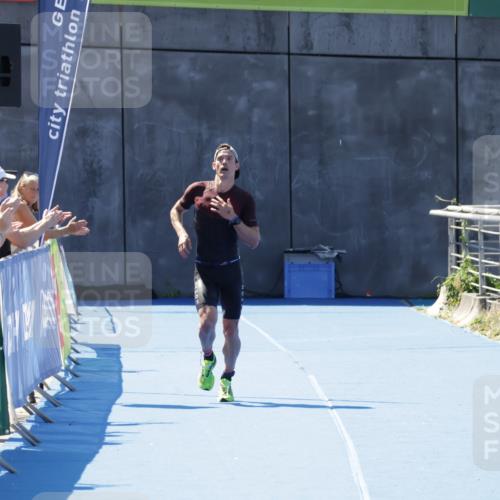 09.08.2026 - GEWOBA Citytriathlon Bremen Yannick Fuchs http://msf.ph/oto/9940151 09.08.2026 13:24:41 Ziel  meine-sportfotos.de