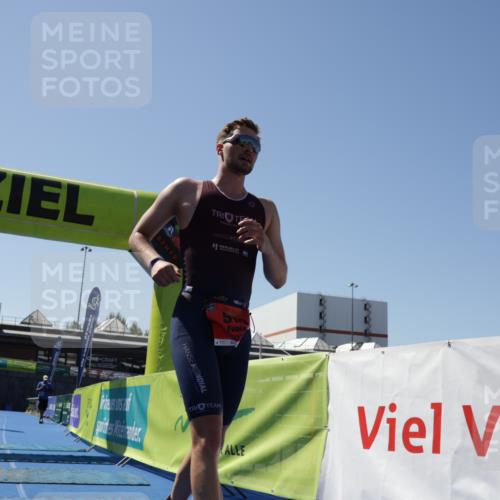 09.08.2026 - GEWOBA Citytriathlon Bremen Yannick Fuchs http://msf.ph/oto/9940218 09.08.2026 13:25:39 Ziel 570 meine-sportfotos.de
