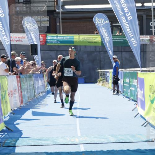 09.08.2026 - GEWOBA Citytriathlon Bremen Yannick Fuchs http://msf.ph/oto/9940802 09.08.2026 13:45:36 Ziel 1124 meine-sportfotos.de