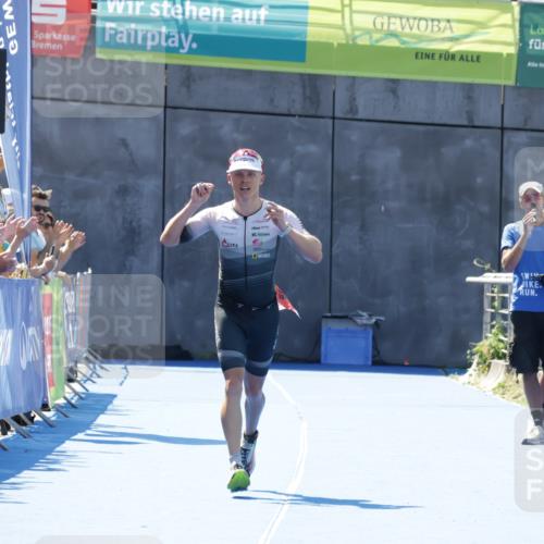 09.08.2026 - GEWOBA Citytriathlon Bremen Yannick Fuchs http://msf.ph/oto/9941014 09.08.2026 13:50:24 Ziel 560 meine-sportfotos.de