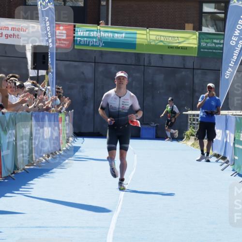 09.08.2026 - GEWOBA Citytriathlon Bremen Yannick Fuchs http://msf.ph/oto/9941019 09.08.2026 13:50:25 Ziel 560 meine-sportfotos.de