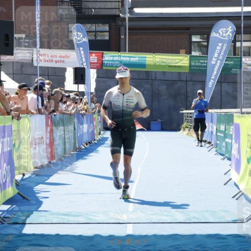 09.08.2026 - GEWOBA Citytriathlon Bremen Yannick Fuchs http://msf.ph/oto/9941026 09.08.2026 13:50:27 Ziel 560 meine-sportfotos.de
