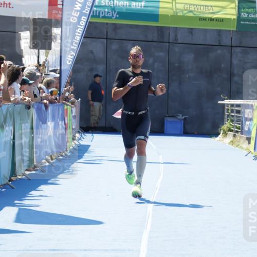 09.08.2026 - GEWOBA Citytriathlon Bremen Yannick Fuchs http://msf.ph/oto/9941180 09.08.2026 13:52:20 Ziel 740 meine-sportfotos.de