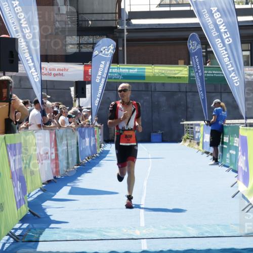 09.08.2026 - GEWOBA Citytriathlon Bremen Yannick Fuchs http://msf.ph/oto/9941213 09.08.2026 13:52:32 Ziel 808 meine-sportfotos.de