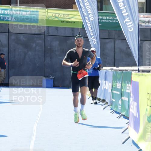 09.08.2026 - GEWOBA Citytriathlon Bremen Yannick Fuchs http://msf.ph/oto/9941276 09.08.2026 13:53:07 Ziel 571 meine-sportfotos.de