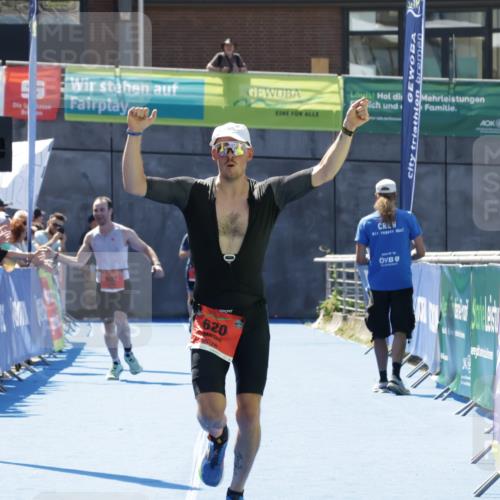 09.08.2026 - GEWOBA Citytriathlon Bremen Yannick Fuchs http://msf.ph/oto/9941350 09.08.2026 13:54:45 Ziel 602, 620 meine-sportfotos.de