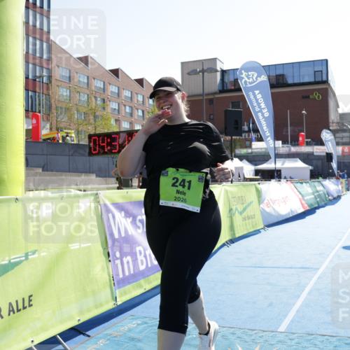 09.08.2026 - GEWOBA Citytriathlon Bremen Yannick Fuchs http://msf.ph/oto/9941412 09.08.2026 15:57:23 Ziel 241 meine-sportfotos.de