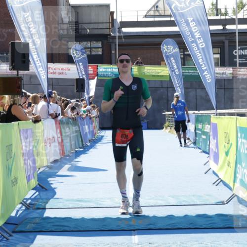 09.08.2026 - GEWOBA Citytriathlon Bremen Yannick Fuchs http://msf.ph/oto/9941468 09.08.2026 13:56:01 Ziel 678 meine-sportfotos.de